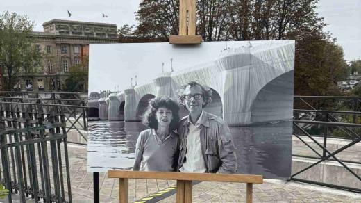 Jean-Claude a a Christo v roce 1985 se zahaleným mostem Pont Neuf