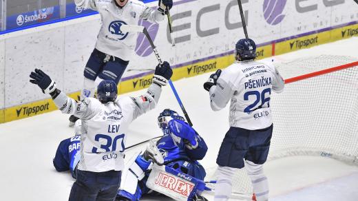 Hokejisté Plzně slaví gól Ondřeje Pěničky do sítě Komety Brno