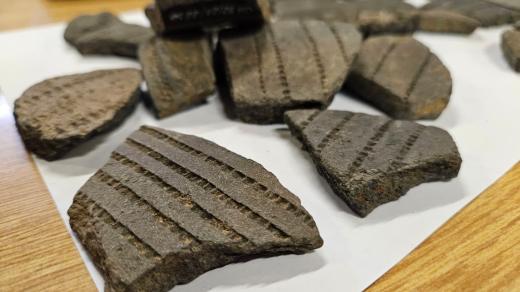 Tmavé kusy keramiky, které odhalili archeologové v Třebíči