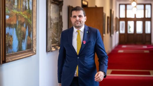 Ministr životního prostředí Petr Hladík (KDU-ČSL) před schůzí vlády v demisi