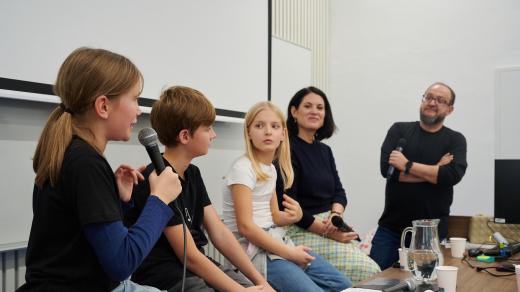 Malí reportéři se na Korzu Národní ptali Josefa Šlerky a Denisy Hejlové