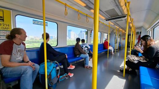 Nadzemní linka metra spojuje centrum Bangkoku s oběma mezinárodními letišti