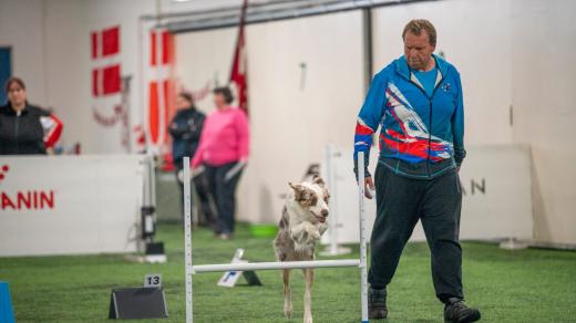 Marek Remeš se svým psem během závodu v rally obedience