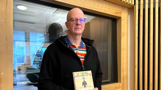 Písničkář, básník a výtvarník Stanislav Kahuda se svým albem Netopýr