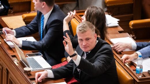 Filip Turek (Motoristé) hlasuje ve Sněmovně