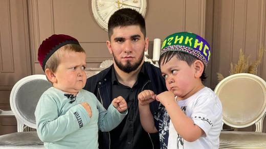 Čečenský bloger Ashab Tamayev s Hasbullou Magomedovem a  Abdu Roziqem během předzápasové tiskovky