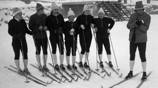 zleva: H. Šikolová, A. Bartošová, Milena Cillerová, M. Chlumová, A. Šuleková, E. Labašková, sportovkyně, Zdeněk Ciller, trenér, tým Československo, rok 1972
