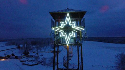 Vánoční hvězda na rozhledně Terezka v Pasekách září od začátku prosince 