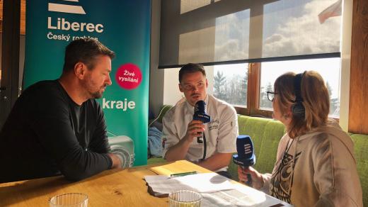 Zleva: Tomáš Fotul, Patrik Bečvář a Iveta Kalátová při přímém přenosu z hotelu Královka