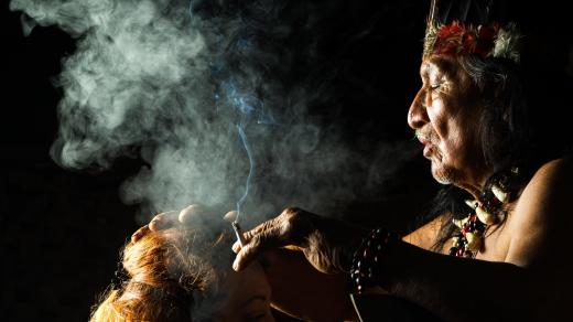 Šaman v ekvádorské Amazonii během skutečného obřadu ayahuasky