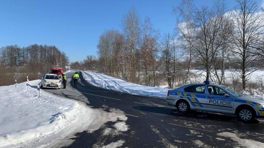 Policisté v Karlovarském kraji od pátku kontrolují silnice na hranicích okresů Cheb a Sokolov