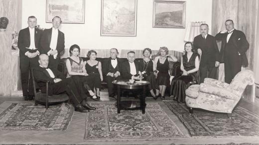 Fotografie ze 60. narozenin Adolfa Loose: 2. stojící zleva Karl Nádherný; sedící zleva Hans Mueller, Claire Loosová, paní Muellerová, Adolf Loos, Karl Kraus, Sidonie Nádherná a další (vila Mueller)