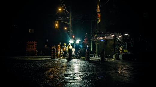 Rekonstrukce silnice v noci (ilustrační foto)