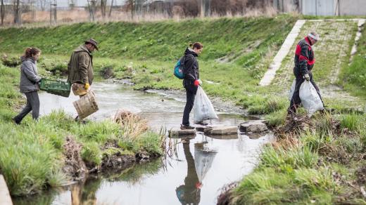 Během akce Ukliďme Česko dobrovolníci uklízí například okolí řek
