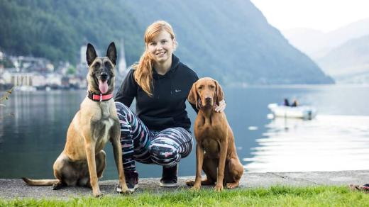 Nikola Koubková se svými dvěma psími svěřenci, belgickým ovčákem a německým ohařem