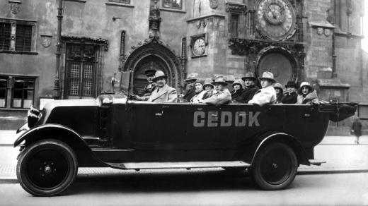 Automobil Čedoku s turisty v roce 1931