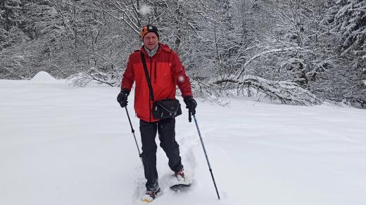 Kolega Jaroslav Hoření vyzkoušel sněžnice poprvé v životě