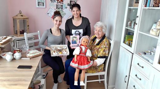 Zleva Míša Fliegelová, Lidka Fliegelová a jejich babička a prababička Marie Navrátilová