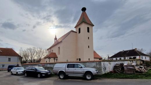 Kostel svatého Petra a Pavla v obci Strýčice na Českobudějovicku