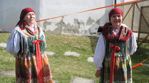 Sestry Kuželkovy na Chodských slavnostech v Domažlicích v roce 2008. (Jana Hojdová vpravo)