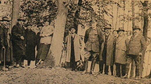Dobový snímek návštěvy prezidenta Masaryka u mohyl