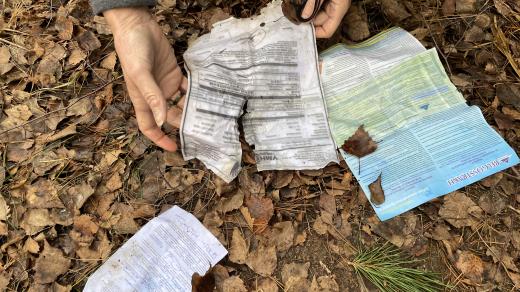 Uprchlíci na místě nechali různé dokumenty potřebné pro cestu.