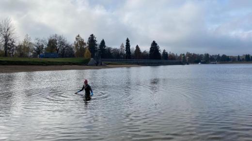 Je listopad a Markéta Pechová trénuje v jablonecké přehradě