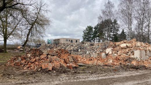 Dělníci začali bourat budovu bývalého Výzkumného ústavu pro chov prasat v areálu Nového zámku v Kostelci nad Orlicí