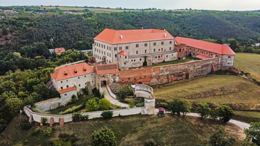 Původně gotický hrad v Dolních Kounicích byl přestavěný na zámek. Teď je na prodej