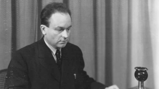 Jan Blahoslav Čapek v rozhlasovém studiu (1941)