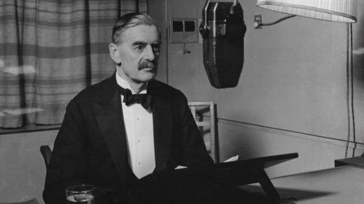 Neville Chamberlain u rozhlasového mikrofonu (nedatováno)