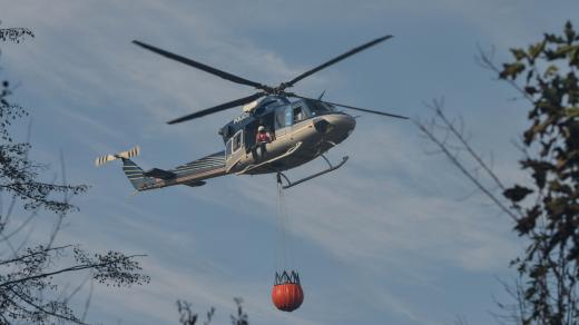 Vrtulník s bambi vakem při hašení požáru (ilustr. foto)