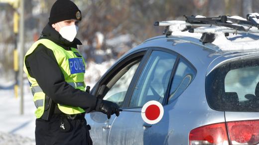 Policista kontroluje řidiče automobilu v Chodově na hranici okresů Sokolov a Karlovy Vary