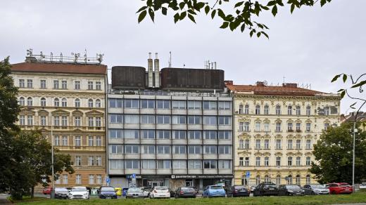 Administrativní budova Vojenských staveb (uprostřed) v ulici Boženy Němcové v Praze 2 na předpolí Nuselského mostu na snímku z 19. září 2021