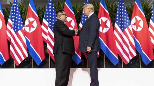 Donald Trump a Kim Čong-un na summitu v Singapuru