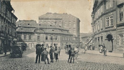 Betlémské náměstí v Praze, pohled směrem západním. Uprostřed rozložitý dům U Halánků, čp. 269, bývalý pivovar se sladovnou, který v roce 1826 přešel do majetku rodiny Náprstkových