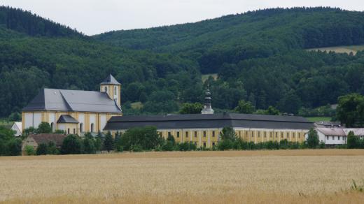 Areál někdejší piaristické koleje a kostela Navštívení Panny Marie pohledem z Polska