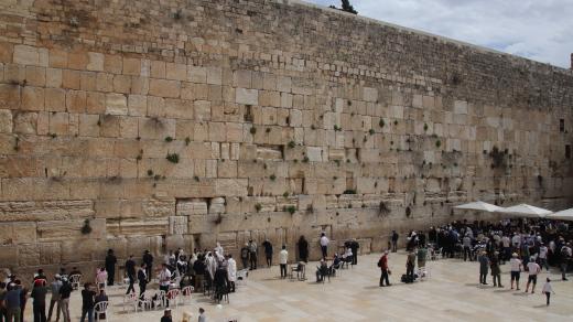 Západní zeď v Jeruzalémě je místem smutku nad zničením chrámu