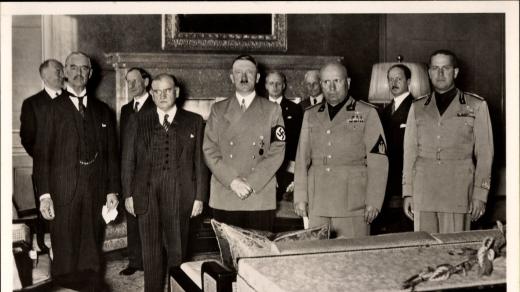 Fotografie z průběhu Mnichovských jednání. Zleva vpředu: Neville Chamberlain (Velká Británie), Édouard Daladier (Francie), Adolf Hitler (Německo) a Benito Mussolini (Itálie)