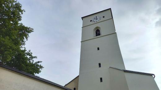 Kostelní věž v Klimkovicích je dnes od svislé osy odkloněná o 64 centimetrů