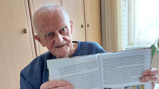 Pavel Janeček z Černovic vzpomínky na druhou světovou válku zaznamenává ve svých knihách a zasloužil se i o vybudování památníku jejím obětem