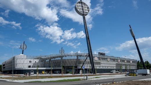 V Hradci Králové roste pod lízátky nová fotbalová aréna