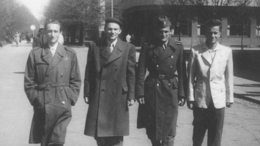 Čtveřice mužů, zleva druhý Vladimír Hradec, Milan Paumer v uniformě, Josef Mašín