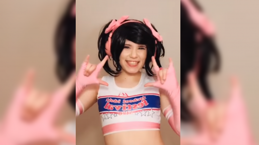 Devatenáctiletá Američanka Kat neboli Nyannyan cosplay