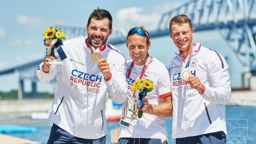 Deblkajakáři Josef Dostál a Radek Šlouf (první zprava) získali bronzovou medaili