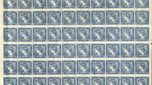Podstatná část (osmdesátiblok) tiskového listu prvních novinových známek světa z roku 1851, tzv. modrých Merkurů, který původně tvořilo 100 známek.