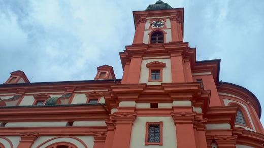 Bazilika ve Staré Boleslavi má po rekonstrukci nádherně opravenou fasádu