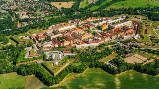Výstavba pevnosti Josefov u Jaroměře začala v roce 1780. Jde o jedinečný komplex. Všimněte si domů - dosahují jen předepsané výšky a dále hradebních valů, které lemují město
