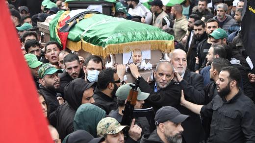 Rakev zástupce šéfa politické kanceláře Hamásu Sáliha Arúrího během pohřbu v libanonském Bejrútu