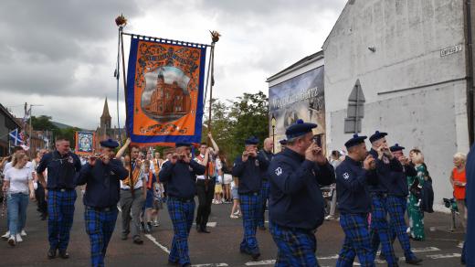 Severní Irsko má za sebou svátek zvaný Twelve, který připadá vždy na 12. července. Tradičními pochody si protestanté připomínají vítězství Viléma Oranžského nad katolickým králem Jakubem II.